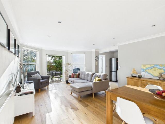 Flat for sale in Streatham Hill, Greater London