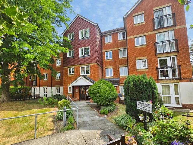 Flat for sale in Aylesbury, Buckinghamshire