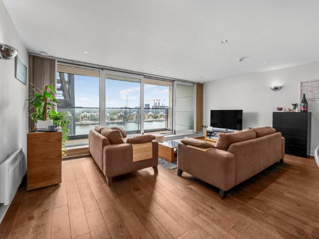 Flat for sale in Canning Town, Greater London