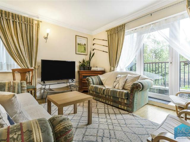 Flat for sale in Woodside Park, Greater London