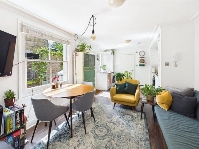 Flat for sale in Streatham Hill, Greater London