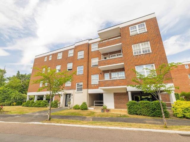 Flat for sale in Gerrards Cross, Denham