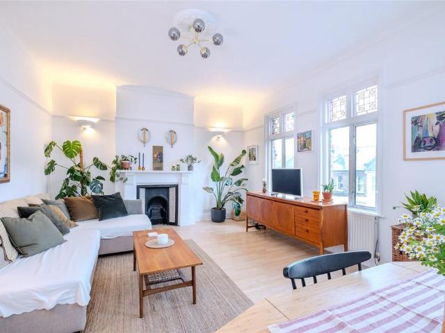 Flat for sale in West Norwood, Greater London
