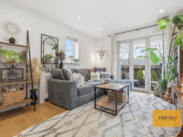 Flat for sale in Ivy Chimneys, Epping