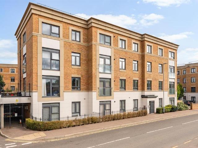 Flat for sale in Hertford, Colliers End
