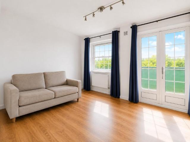 Flat for sale in Clapham, Greater London