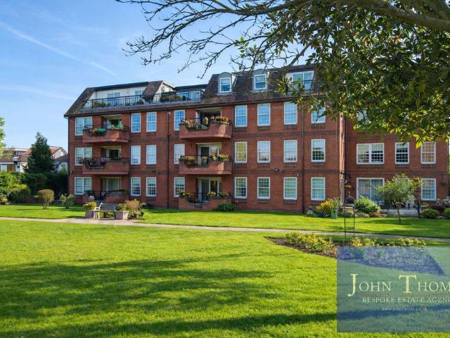 Flat for sale in Chigwell, Epping