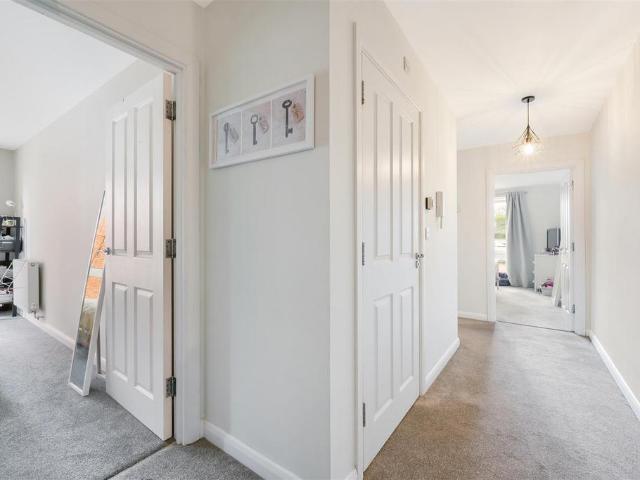 Flat for sale in Merstham, Merstham