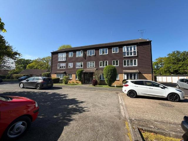 Flat for sale in Horsell, Woking