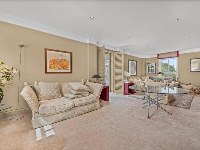 Flat for sale in Victoria, Greater London