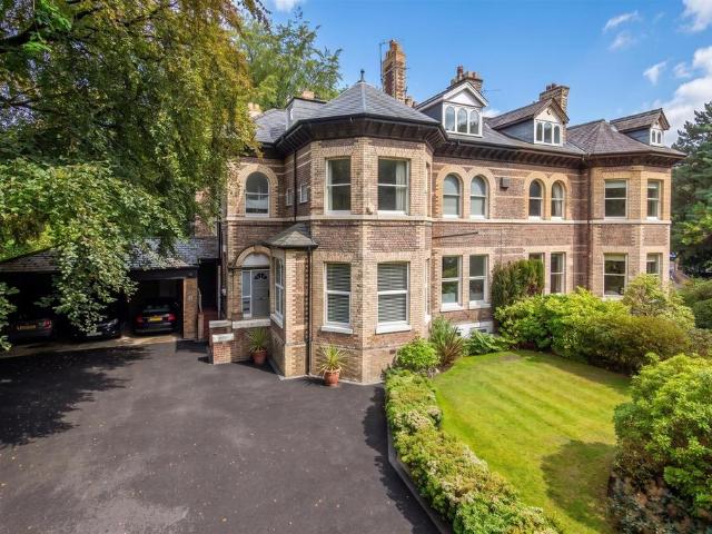 Flat for sale in Altrincham, Trafford
