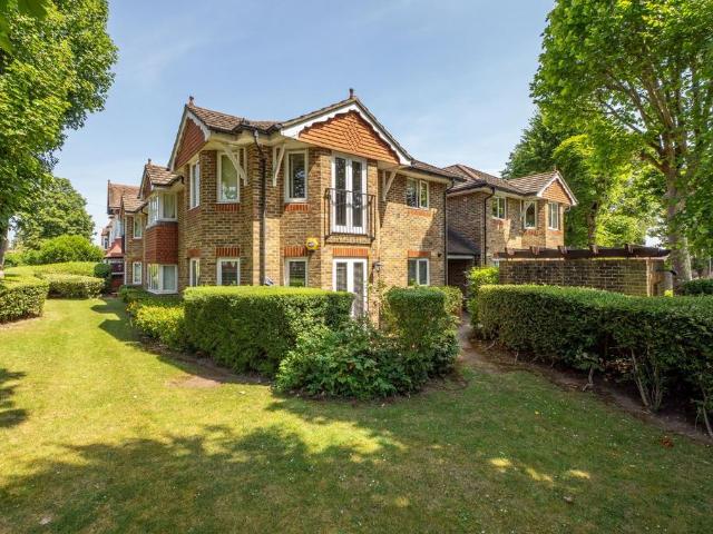 Flat for sale in Carshalton Beeches, Greater London