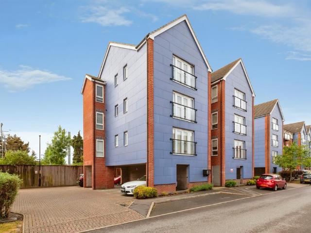 Flat for sale in Slough