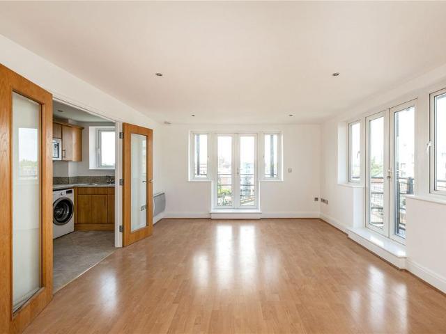 Flat for sale in London Borough of Hounslow, Greater London