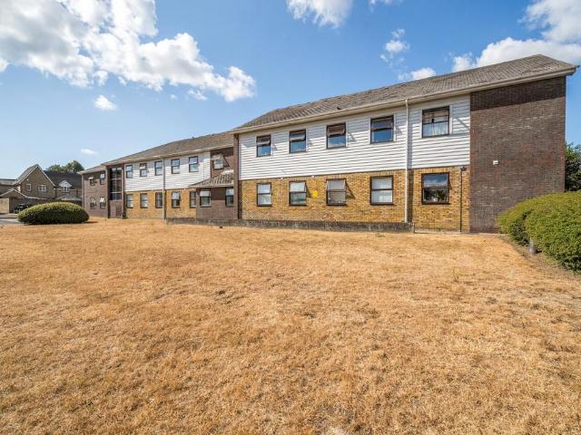 Flat for sale in Farnborough, Greater London