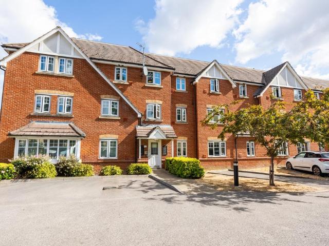 Flat for sale in Shinfield