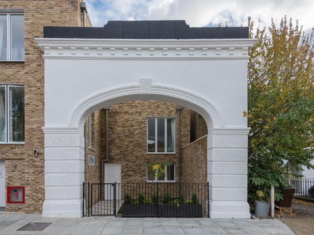 Flat for sale in Brook Green, Greater London