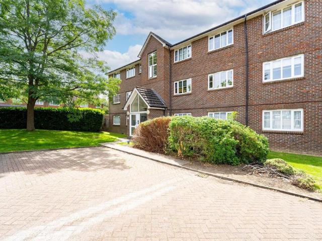 Flat for sale in Elstree and Borehamwood, Borehamwood