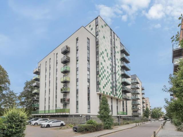 Flat for sale in Dagenham, Becontree