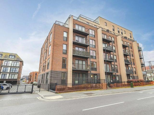 Flat for sale in Slough