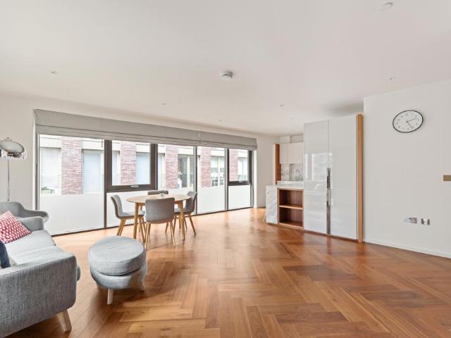 Flat for sale in Nine Elms, Greater London