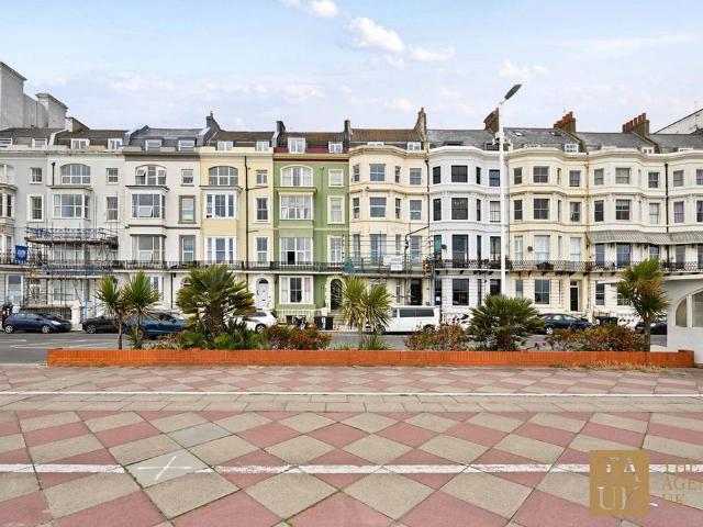 Flat for sale in Bohemia, Guestling Green