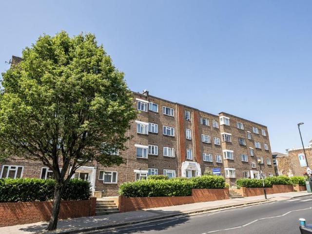 Flat for sale in London Borough of Lewisham, Forest Hill