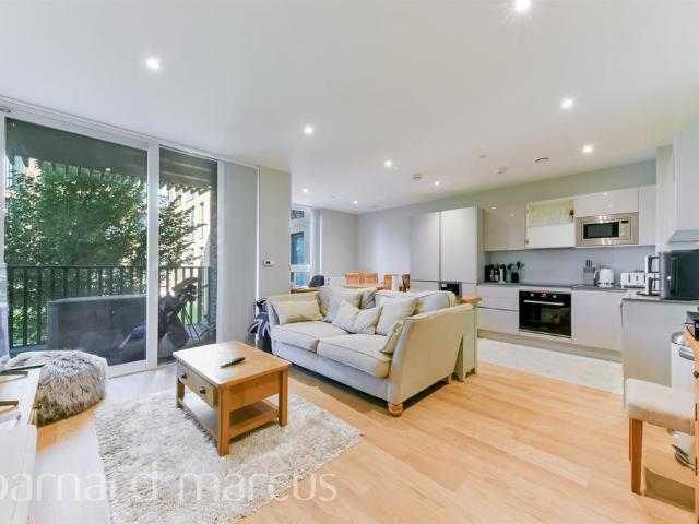 Flat for sale in London Borough of Merton, Collier's Wood