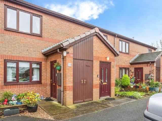 Flat for sale in Walton, West Yorkshire