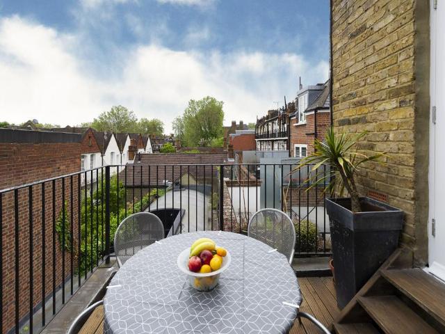 Flat for sale in Brompton, Greater London
