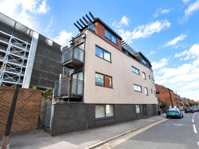 Flat for sale in Guildford Park, Guildford