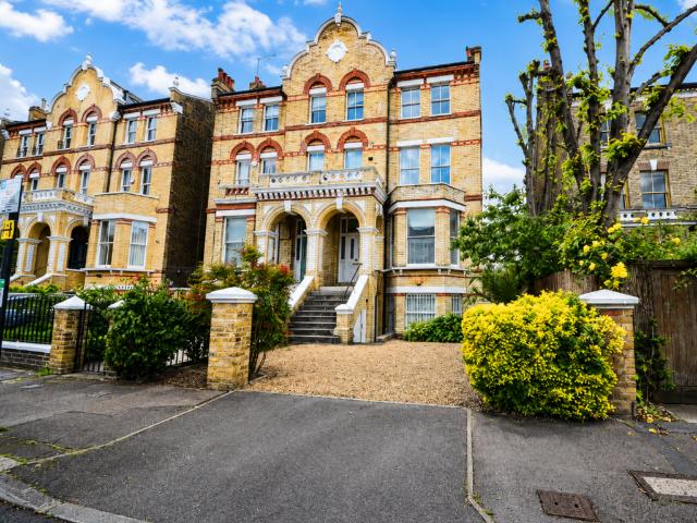 Flat for sale in Clapham, Greater London