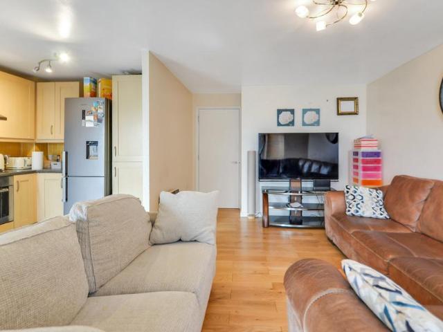 Flat for sale in London Borough of Hounslow, Greater London