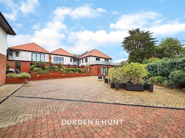 Flat for sale in Chigwell, Epping