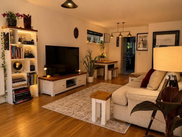 Flat for sale in London Borough of Ealing, Park Royal