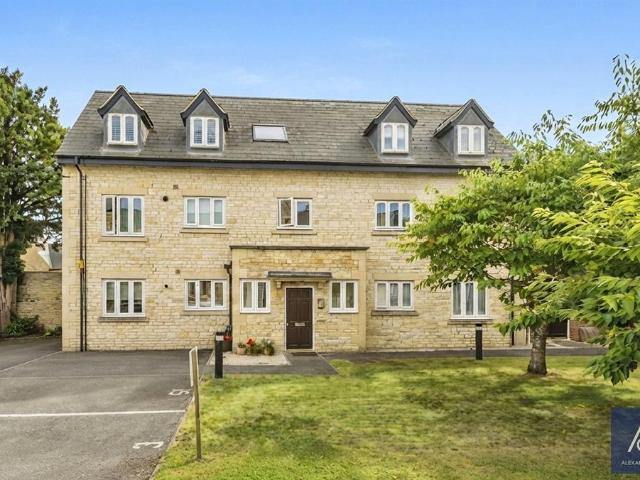 Flat for sale in Brackley, Northamptonshire