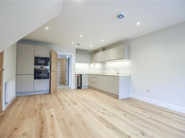 Flat for sale in London Borough of Croydon, Purley