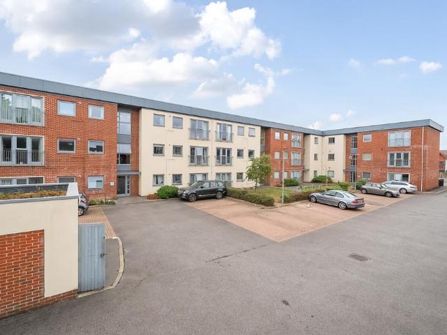 Flat for sale in Binfield