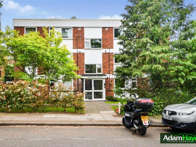 Flat for sale in Woodside Park, Greater London