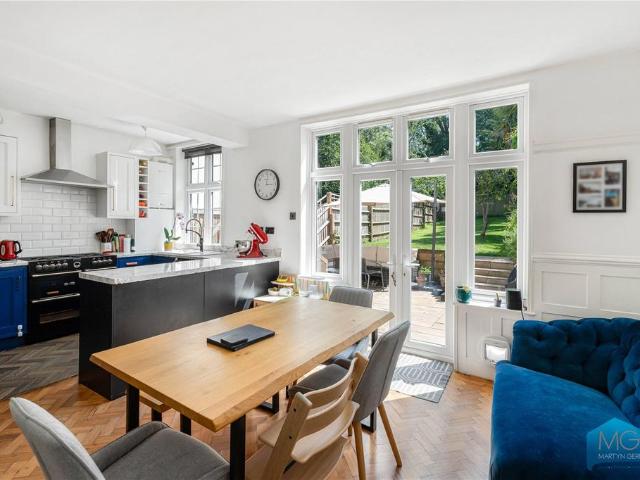 Flat for sale in Hornsey, Greater London