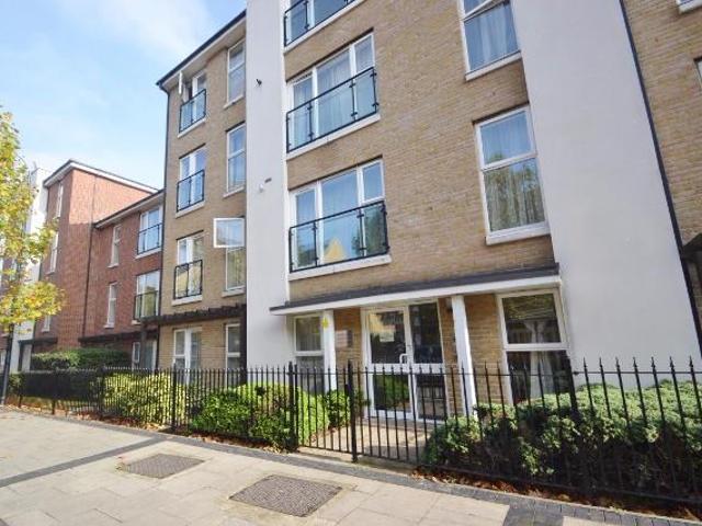 Flat for sale in Peckham, Greater London