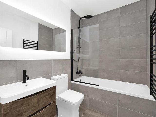 Flat for sale in London Borough of Ealing, Greater London