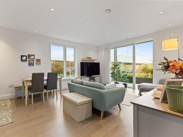 Flat for sale in Brondesbury, Greater London