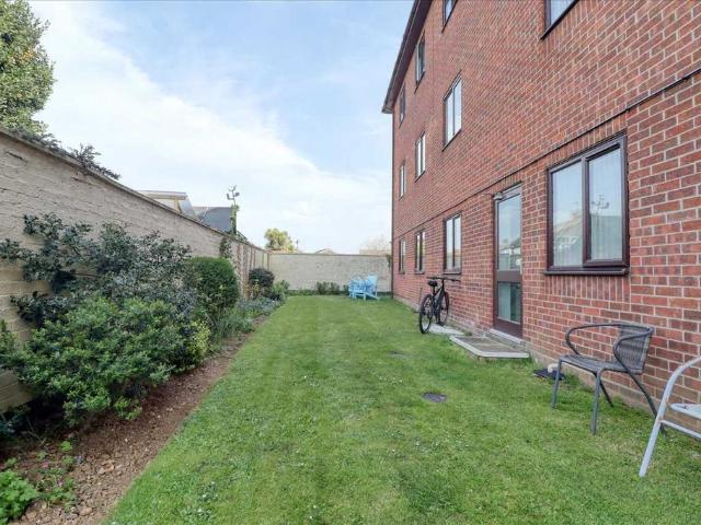 Flat for sale in Dale Hill, Essex