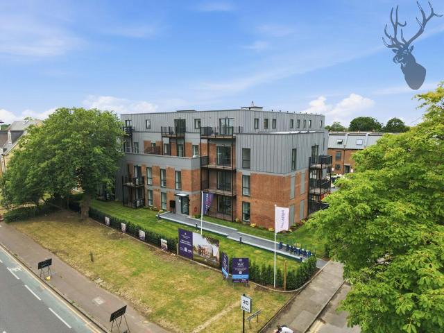 Flat for sale in Woodford Green, Greater London