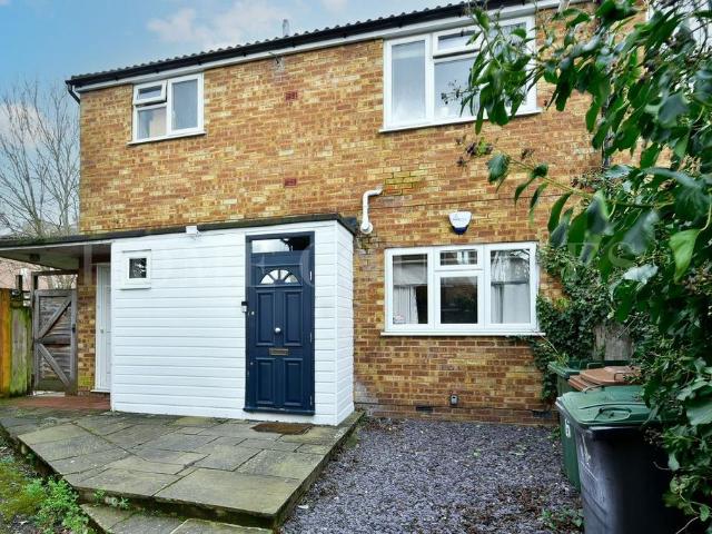 Flat for sale in Potters Bar, Hertsmere