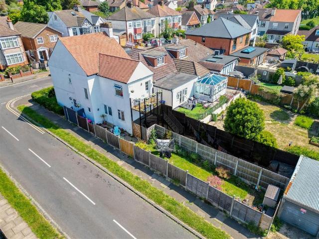 Flat for sale in Alton Barnes, Essex