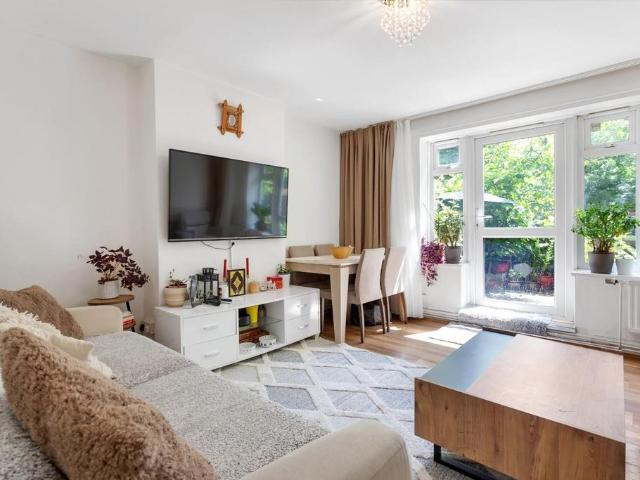 Flat for sale in Holloway, Greater London