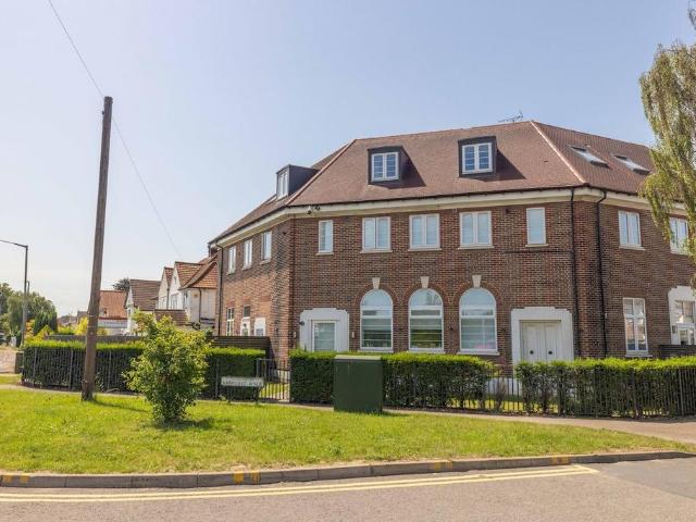 Flat for sale in Iver, Richings Park