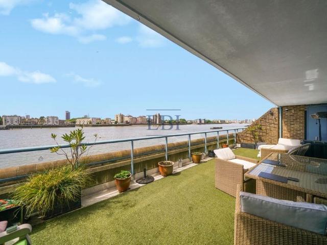Flat for sale in Isle Of Dogs, Greater London